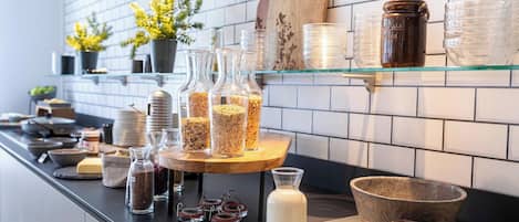 Tägliches Frühstücksbuffet (17 EUR pro Person)