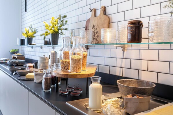 Tägliches Frühstücksbuffet (17 EUR pro Person)