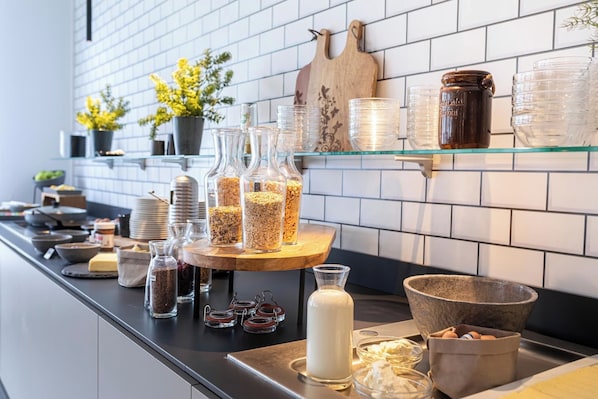 Tägliches Frühstücksbuffet (17 EUR pro Person)