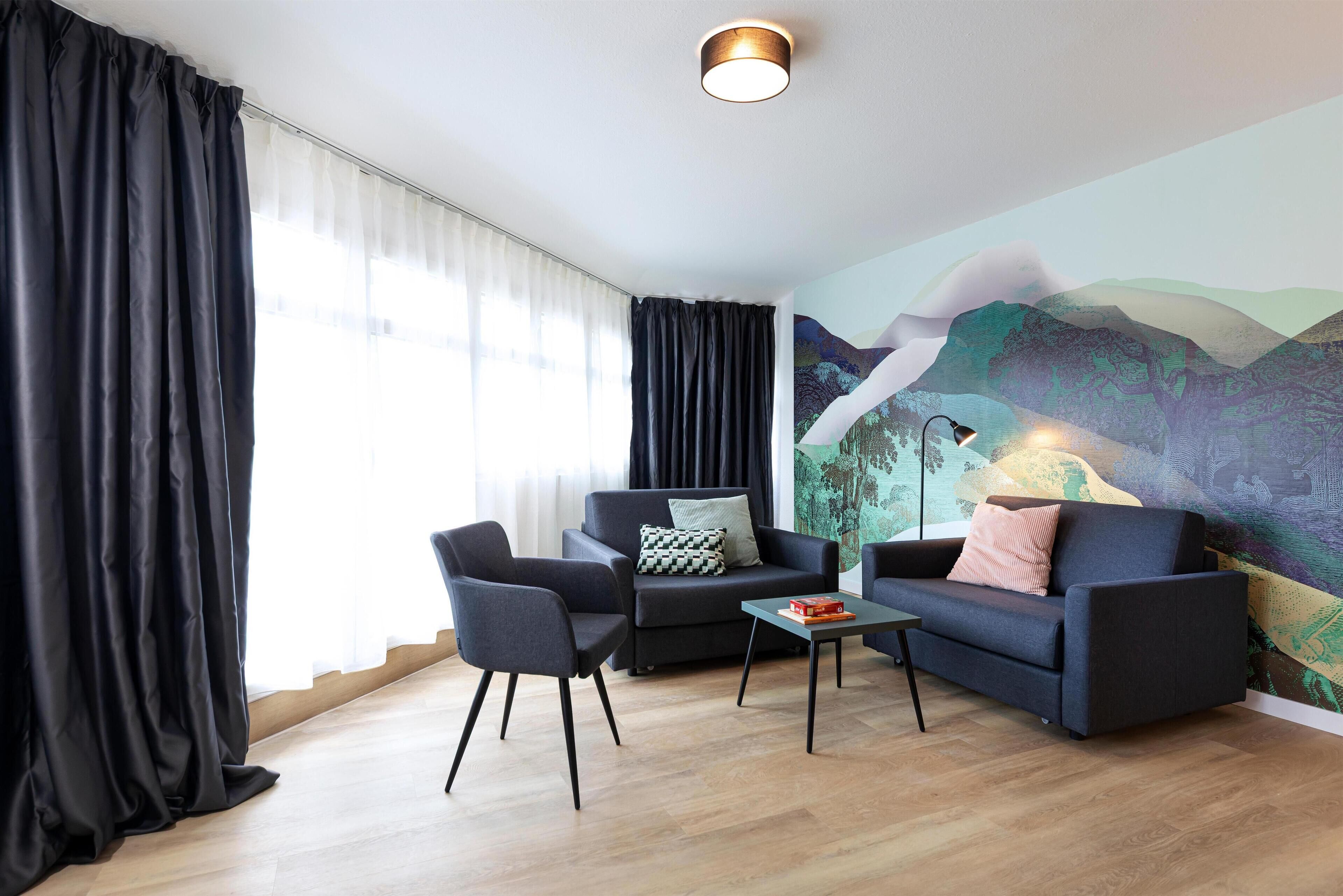 Schreibtisch, laptopgeeigneter Arbeitsplatz, Bügeleisen/Bügelbrett