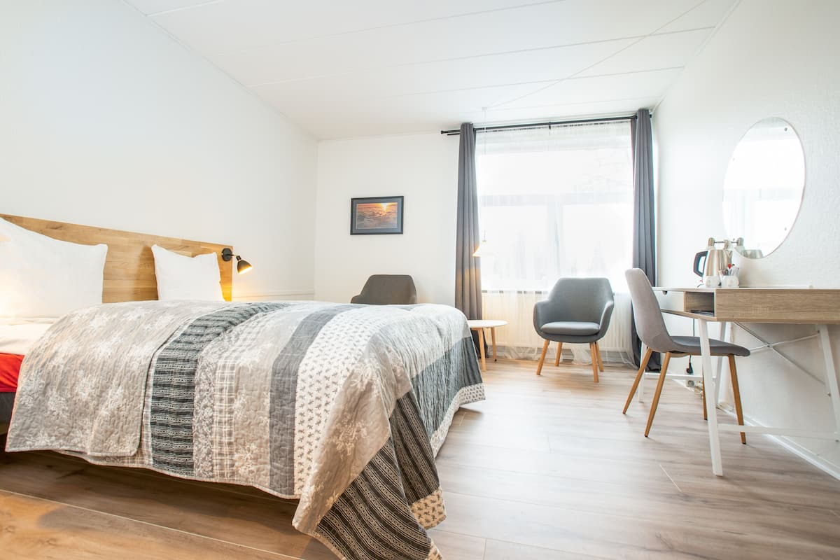 Escritorio, cortinas blackout, wifi gratis y ropa de cama