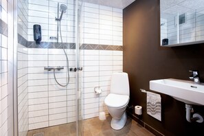 Shower, free toiletries, hair dryer, towels - Billum Kro (Billum)