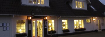 Fachada da propriedade à noite