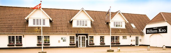 A traditional building with a sign reading "Billum Kro."