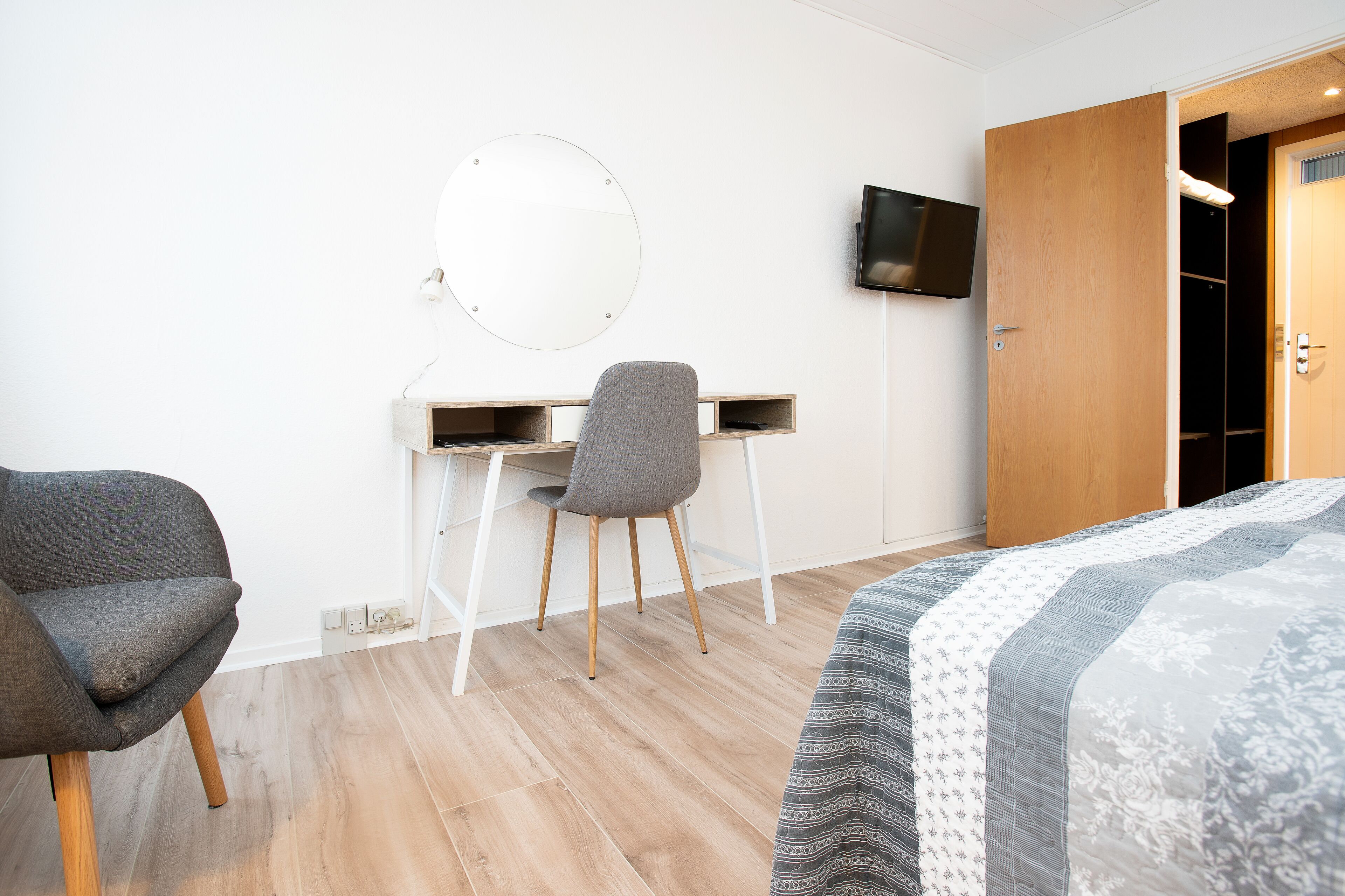 standard room | living area | flat-screen tv