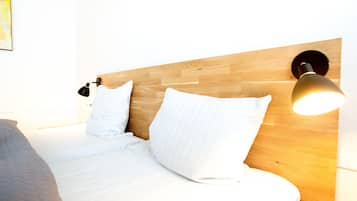 Escritorio, cortinas opacas, wifi gratis y ropa de cama