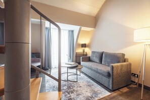 Hypo-allergenic bedding, in-room safe, desk, blackout curtains