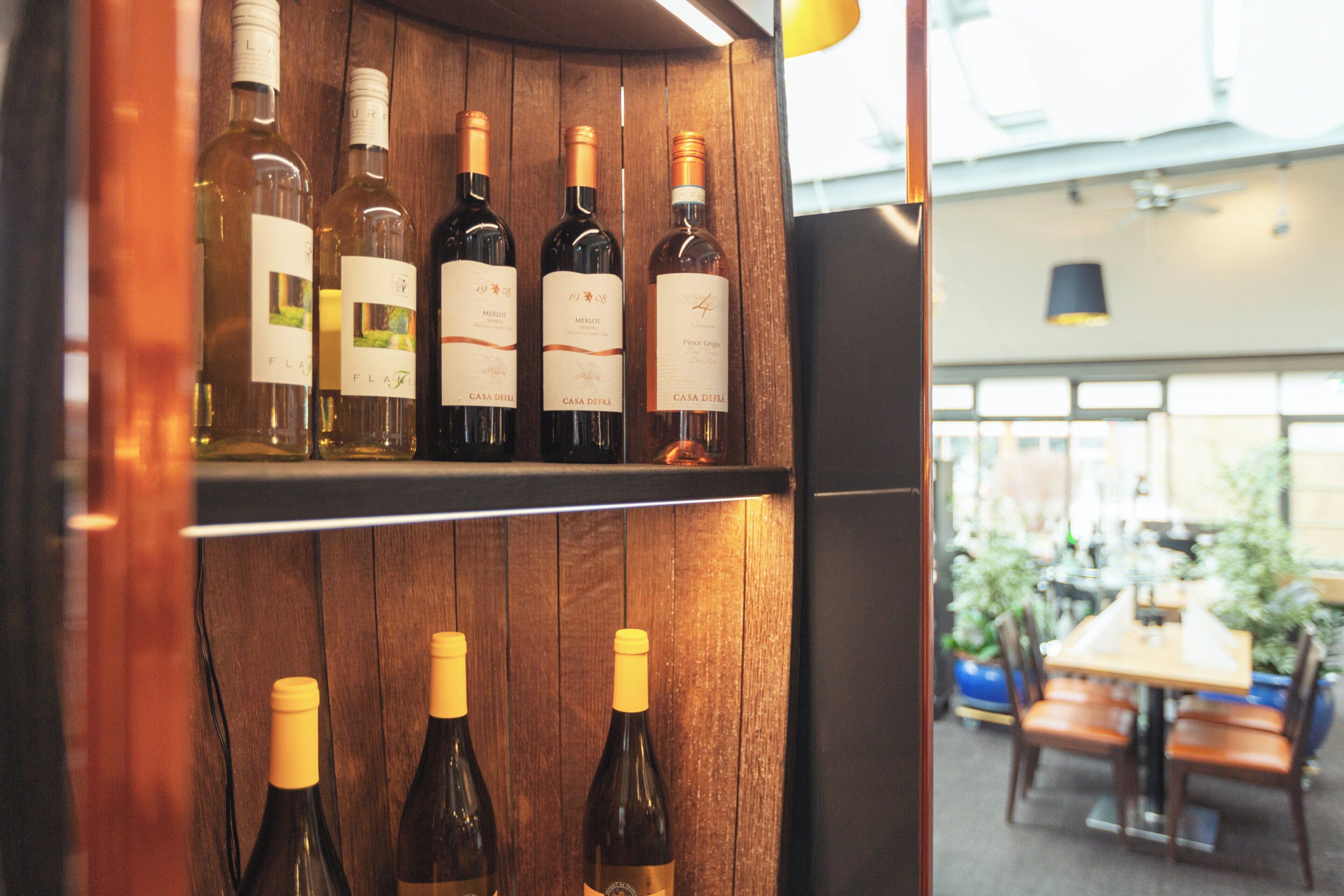 Una botellera de madera con varias botellas de vino.