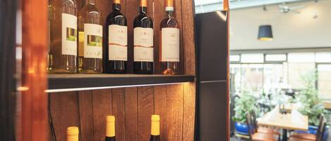 Una botellera de madera con varias botellas de vino.