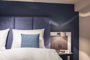 Hypo-allergenic bedding, in-room safe, desk, blackout drapes