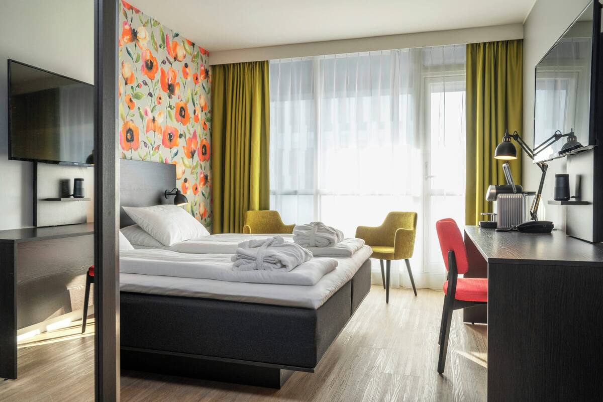 Minibar, free WiFi, alarm clocks, bed sheets