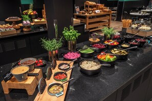 Een buffet met diverse gerechten en een houten toonbank.