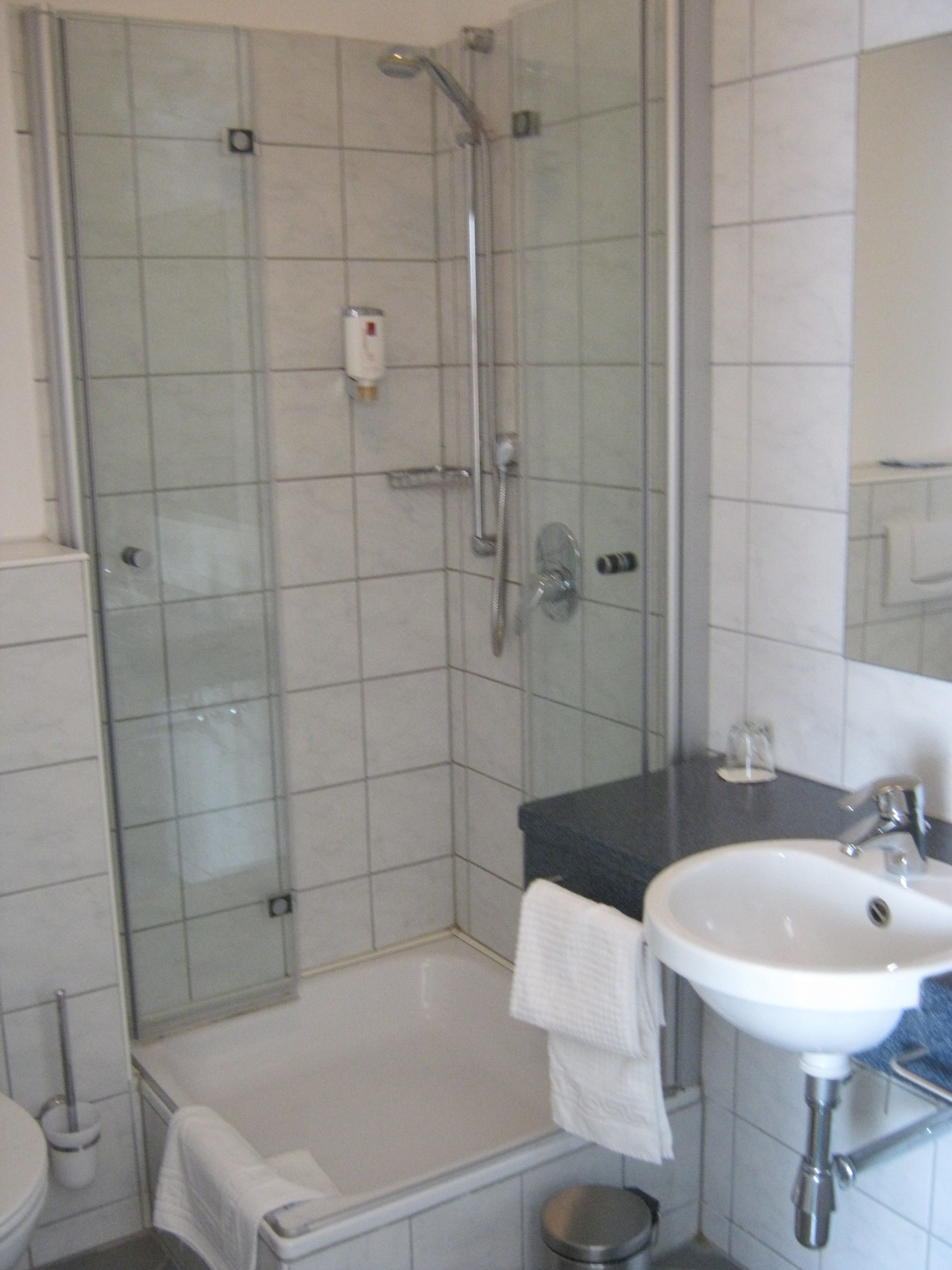 single room (standard) | hypo-allergenic bedding, minibar, in-room safe, desk