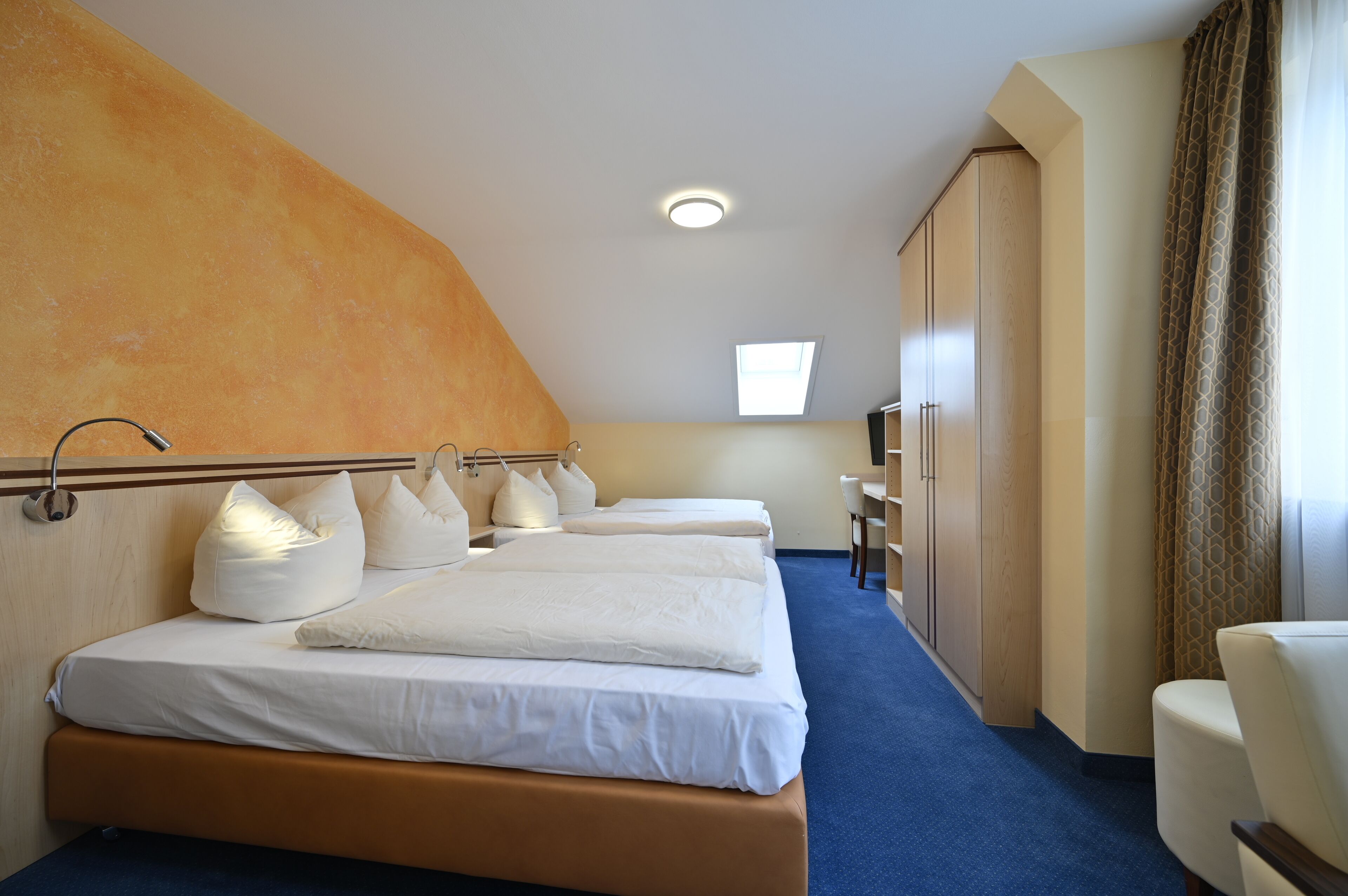 triple room, non smoking | hypo-allergenic bedding, minibar, in-room safe, desk