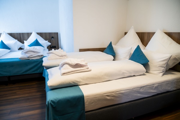 Ropa de cama hipoalergénica, camas con pillow-top y escritorio