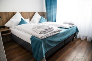 防过敏的被褥、加厚床垫、办公桌、遮光窗帘