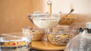 Tägliches Frühstücksbuffet gegen Gebühr
