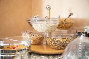 بوفيه فطور يوميًا بتكلفة قدرها (16.90 EUR للشخص)