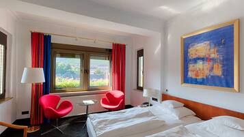 Superior tweepersoonskamer, Meerdere bedden | Een kluis op de kamer, individueel gemeubileerd, een bureau