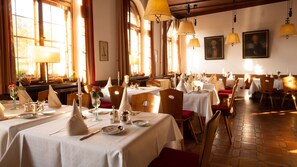 Serveert lunch en diner, regionale gerechten