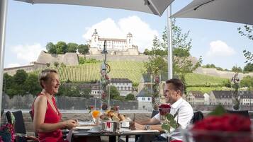 Serveert lunch en diner, regionale gerechten
