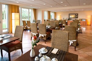 Daily buffet breakfast for a fee
