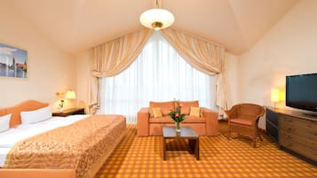 Deluxe-Doppel- oder -Zweibettzimmer | Allergikerbettwaren, Zimmersafe, Schreibtisch, Bügeleisen/Bügelbrett