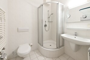 Shower, free toiletries, hair dryer - Hotel Prinz Eugen (Dresden)