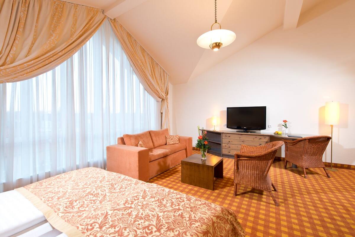 Deluxe Double or Twin Room | Hypo-allergenic bedding available, in-room safe, desk