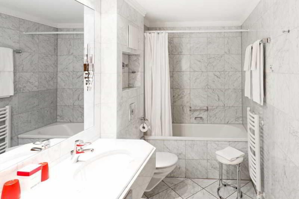 Ein modernes Badezimmer mit Badewanne, Toilette und Waschbecken.
