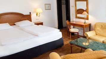 Deluxe-Zimmer | Wohnbereich | 40-Zoll-Flachbildfernseher mit Satellitenempfang, Fernseher