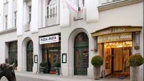 Een gebouw met een Pizza & Pasta restaurant en Hotel Rotes Ross.