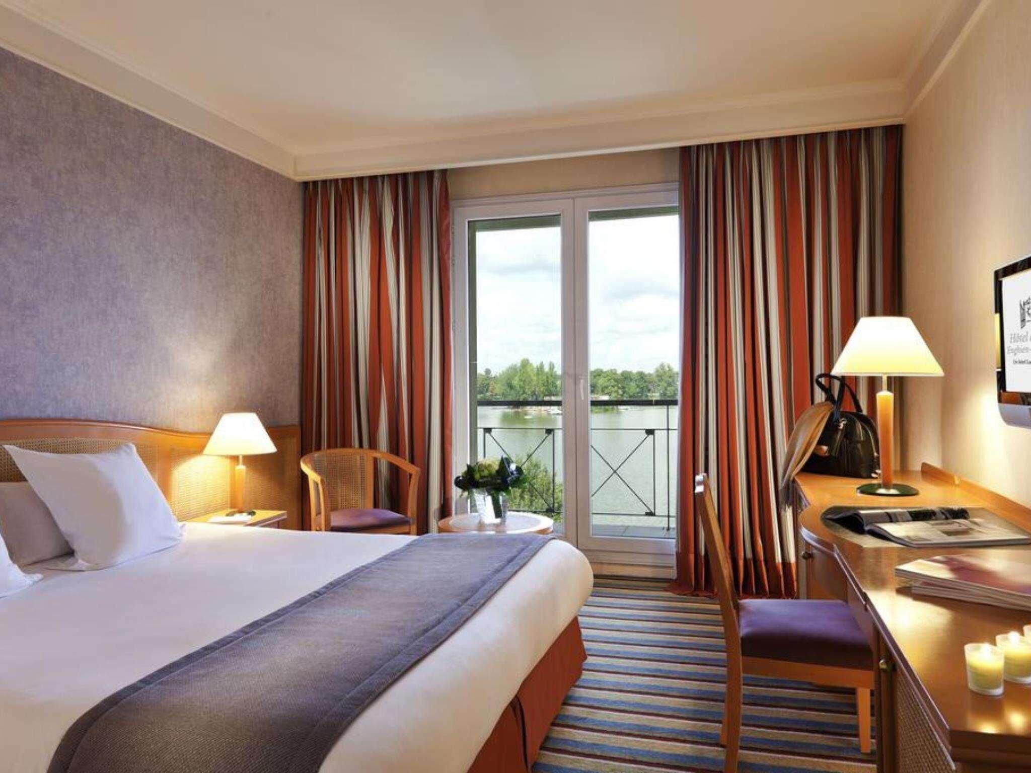 Premium bedding, in-room safe, desk, soundproofing
