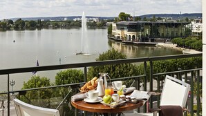 Superior Room | Breakfast area - Hôtel Barrière l'Hôtel du Lac (Enghien-les-Bains)