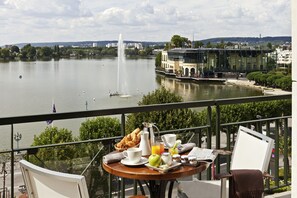 Superior Room | Breakfast area | Daily buffet breakfast for a fee - Hôtel Barrière l'Hôtel du Lac (Enghien-les-Bains)