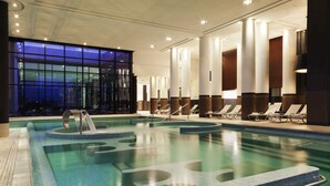 Indoor pool - Hôtel Barrière l'Hôtel du Lac (Enghien-les-Bains)