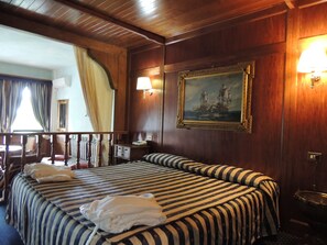 Suite | Een minibar, een kluis op de kamer, een bureau, gratis babybedden