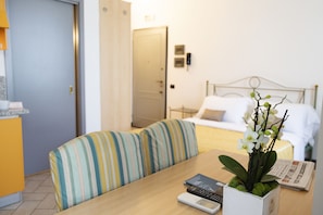 Studio, 1 Bedroom, Annex Building (Depandance, no elevator) | Área de estar | TV 22 polegadas com canais a cabo