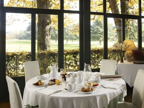 Garden views, serves breakfast, lunch and dinner