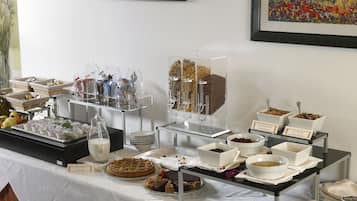 Un buffet proposant divers plats et une tarte, le tout disposé sur une table.
