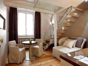 Junior-Suite | Wohnbereich | 22-Zoll-Fernseher mit Kabelempfang