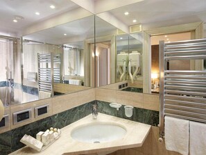 Junior Suite | Bathroom | Shower, free toiletries, hair dryer, dressing gowns