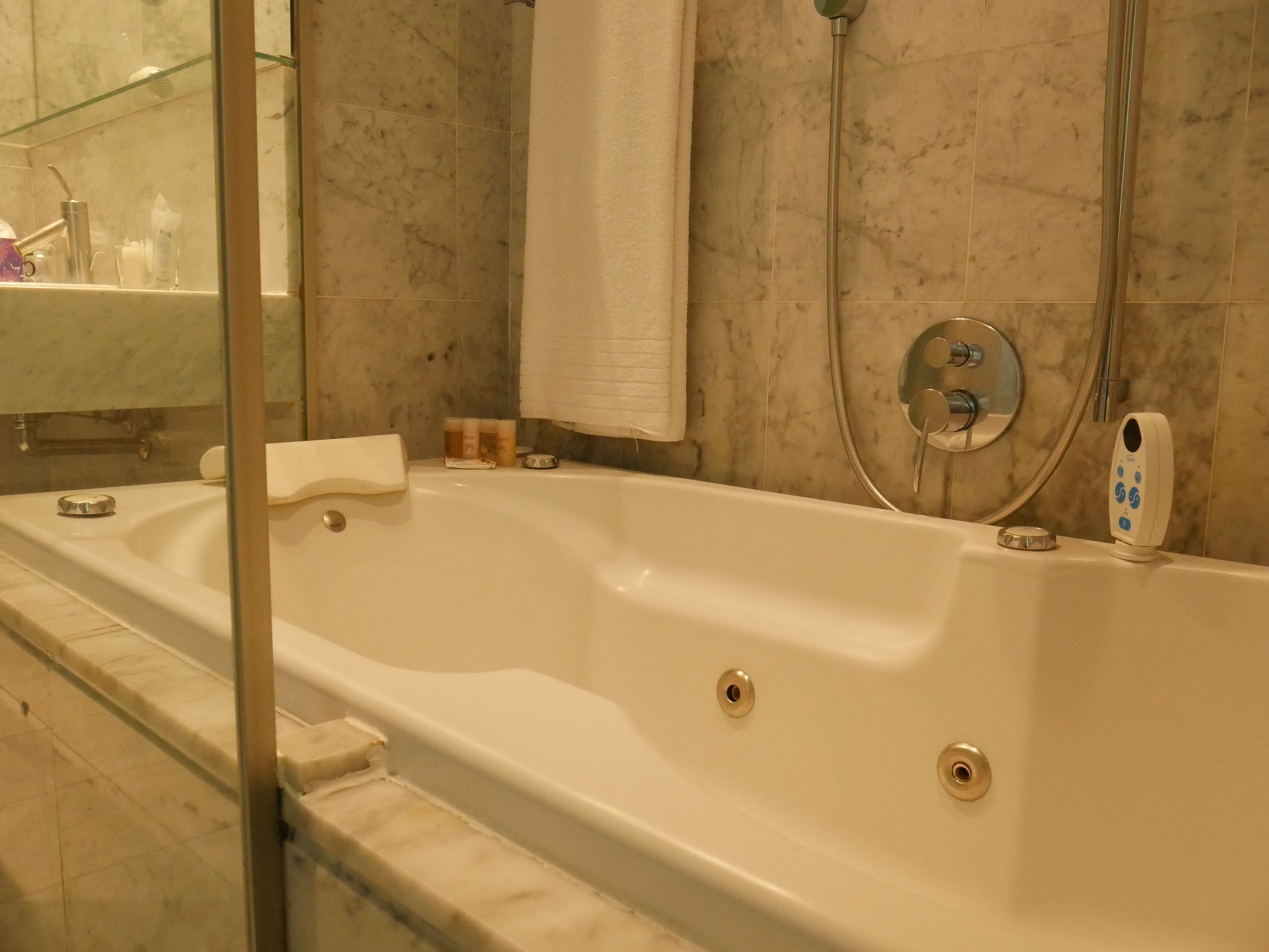 suite (continental) | jetted bathtub