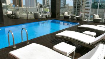 Una piscina al aire libre de temporada