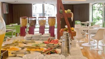 Desayuno buffet diario (USD 22 por persona)