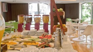 每日供應自助早餐 (每人 USD22)