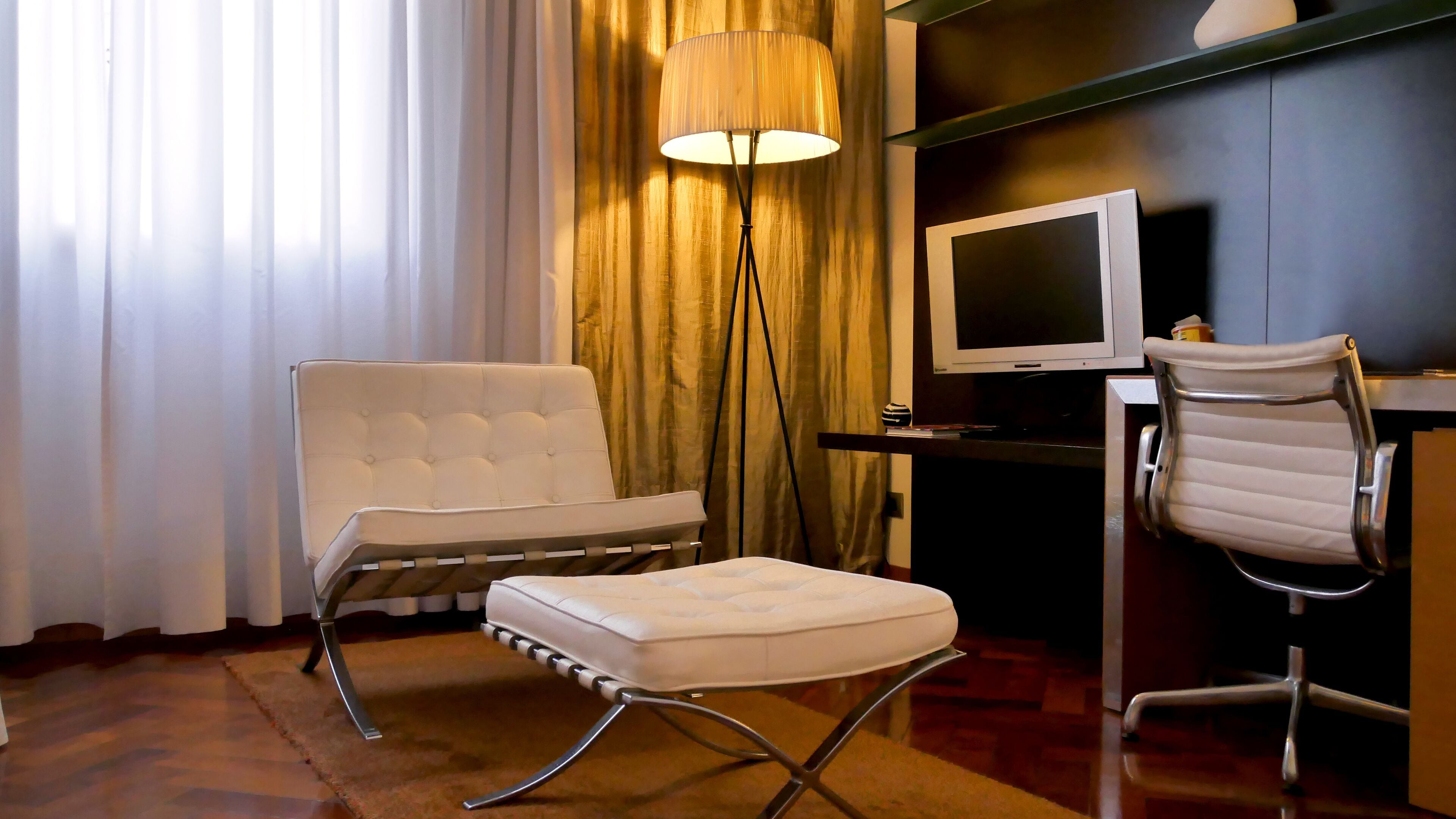 premium bedding, pillow-top beds, minibar, in-room safe