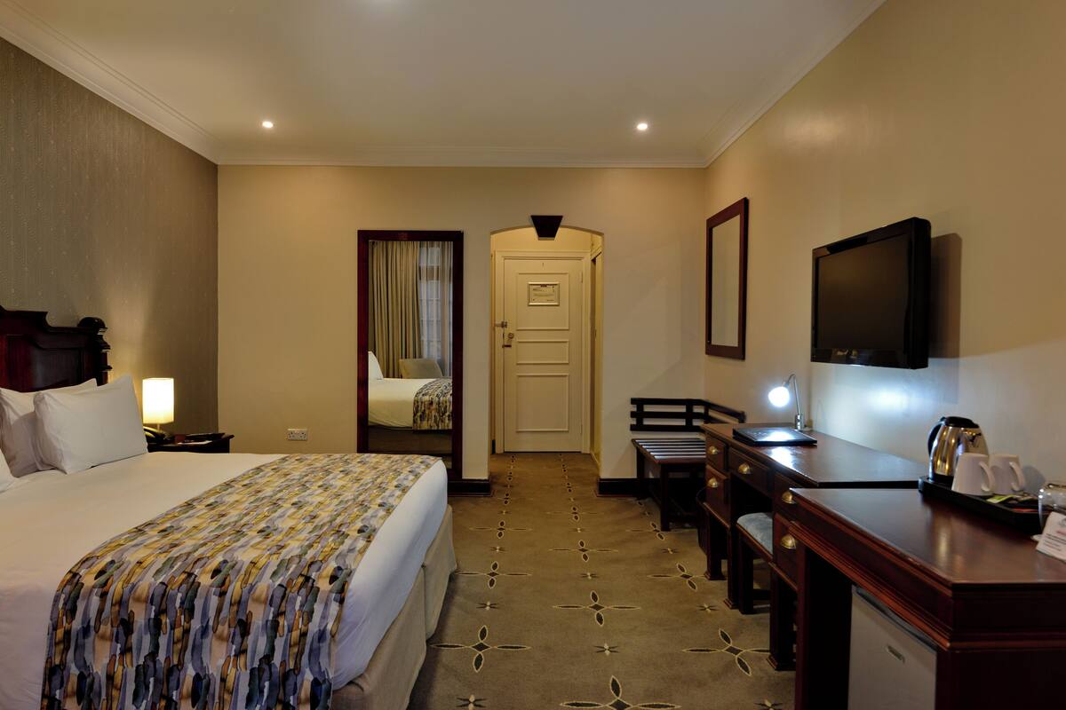 In-room safe, laptop workspace, iron/ironing board, free WiFi