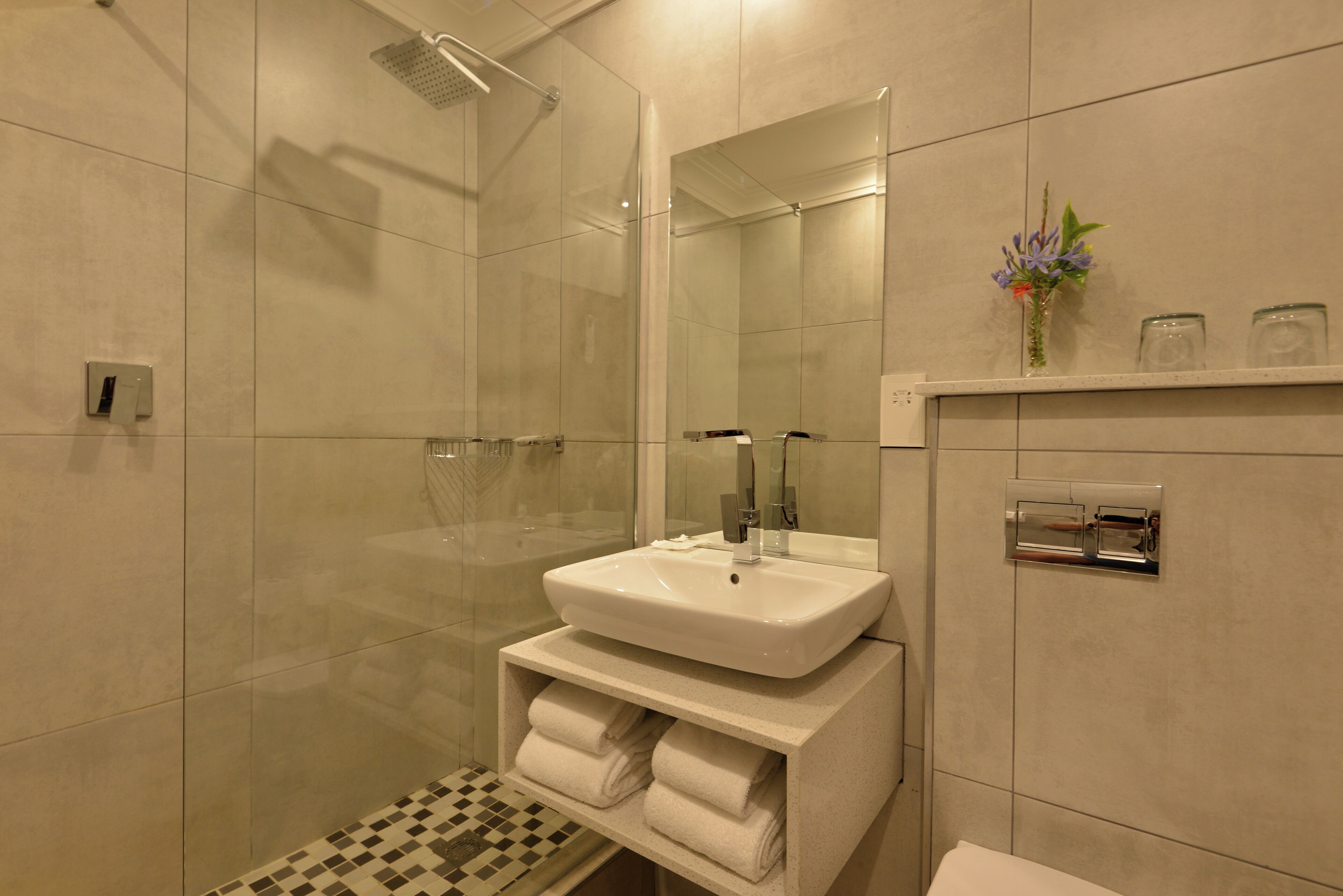 standard twin room | bathroom | combined shower/bathtub, deep-soaking bathtub, free toiletries