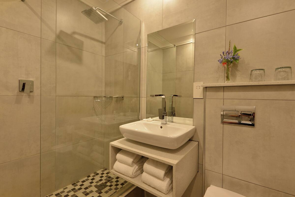 standard twin room | bathroom | combined shower/bathtub, deep-soaking bathtub, free toiletries
